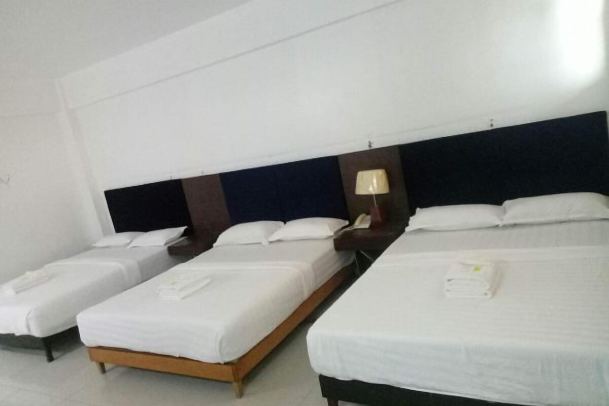 Meja, katil lipat simpan/tambahan, Wi-fi percuma, cadar katil 