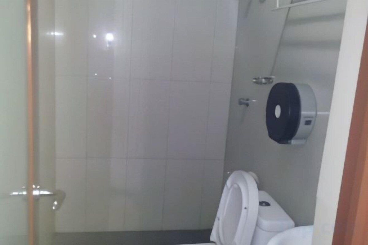 Baño | Regadera, amenidades de baño gratuitas, pantuflas, toallas