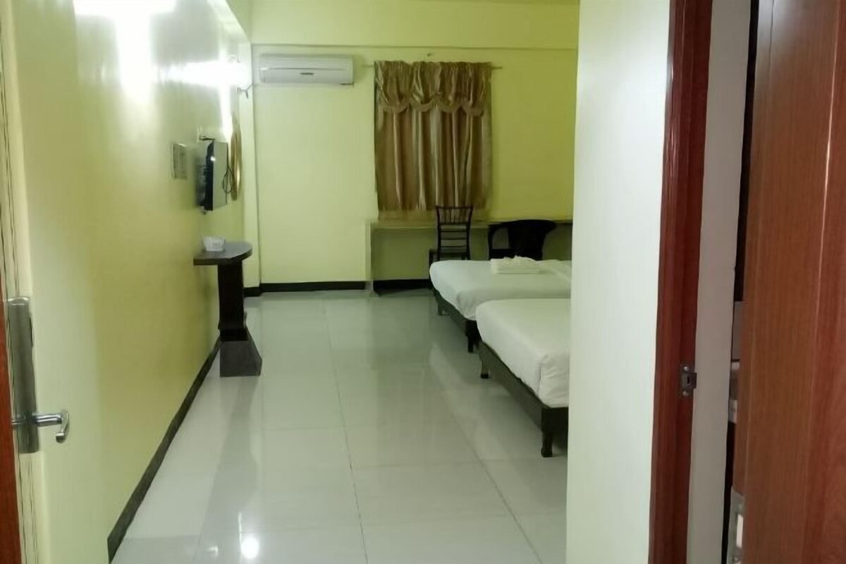 Meja, katil lipat simpan/tambahan, Wi-fi percuma, cadar katil 