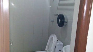 Ducha, artículos de tocador gratuitos, pantuflas, toallas