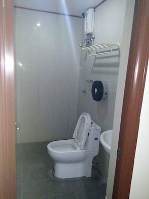 Chambre Familiale | Salle de bain | Douche, articles de toilette gratuits, chaussons, serviettes fournies