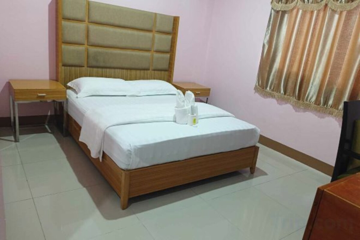 Deluxe Room 1 Queen Bed