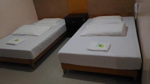 Habitación Deluxe con 2 camas individuales | Escritorio y ropa de cama