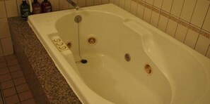 Deluxe Room | Bathroom | Separate tub and shower, free toiletries, hair dryer, slippers