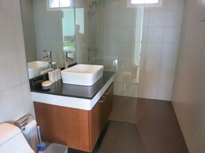 Shower, free toiletries, hair dryer, towels - Residence Harmonie (Rawai)