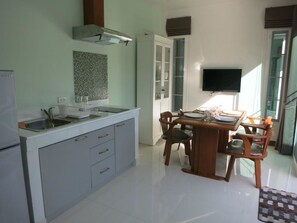 Full-sized fridge, microwave, stovetop, coffee/tea maker - Residence Harmonie (Rawai)