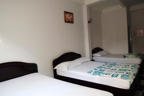 Chambre familiale | Minibar, bureau, accès au Wi-Fi (inclus)