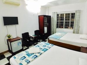 Classic-Vierbettzimmer, Balkon | Minibar, Schreibtisch, kostenloses WLAN