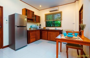 2 Bedroom House | Cocina privada | Refrigerador con congelador, microondas y parrilla de estufa