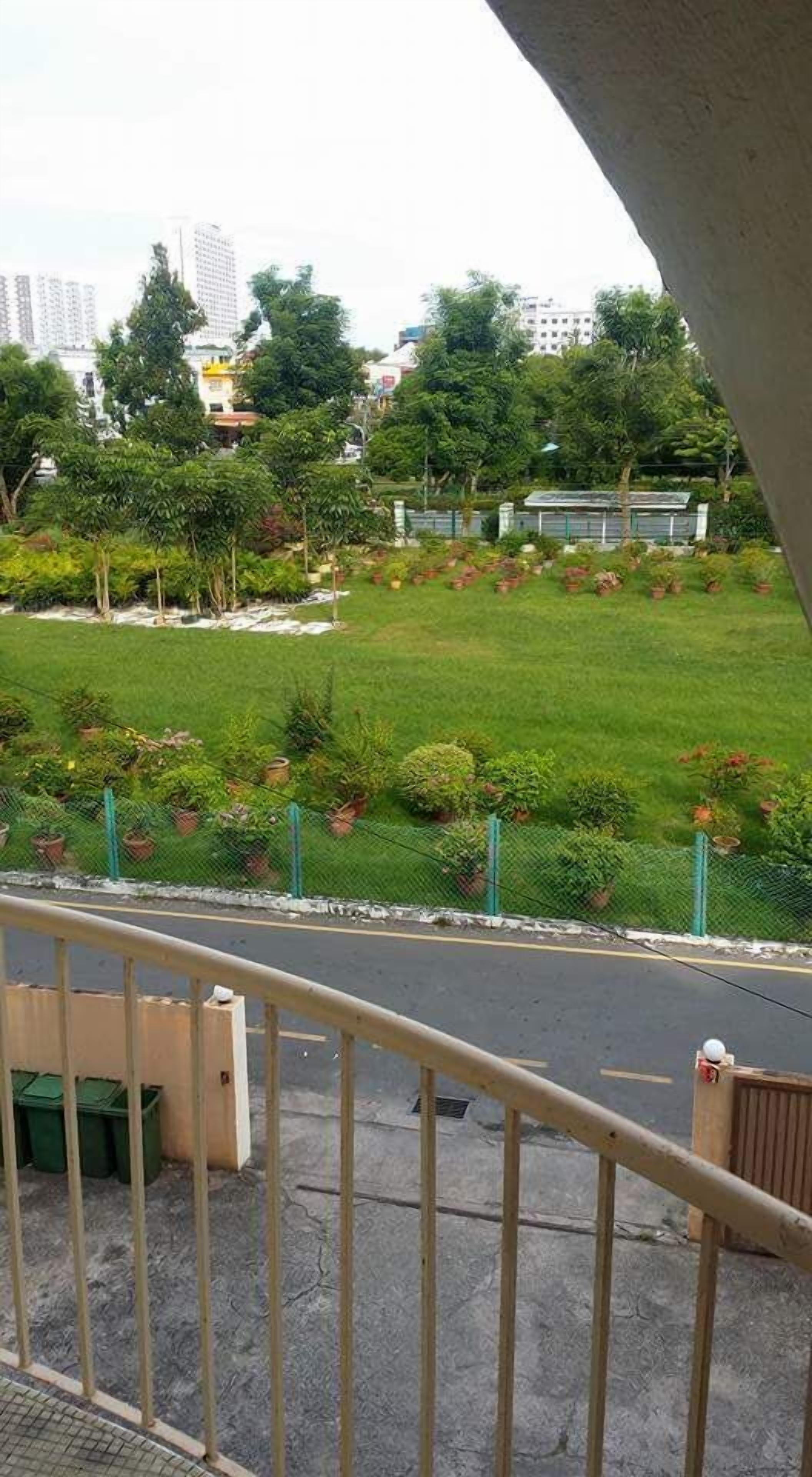 Standard Room, 1 Queen Bed | Balcony