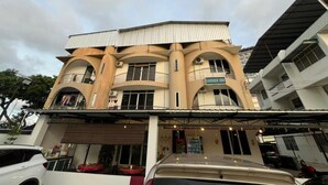 A multi-story building with a sign reading "Garden Inn". - The Garden Inn (Miri)