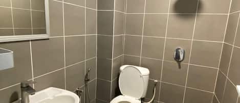 Standardrum - 1 queensize-sÀng | Badrum | Dusch och gratis toalettartiklar