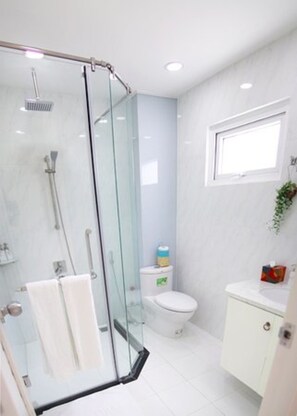 Homestay Mimosa Balcony | Bathroom | Shower, free toiletries, hair dryer, slippers - Chez Mimosa Homestay (Ho Chi Minh City)