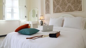 Minibar, escritorio, cortinas blackout y wifi gratis 