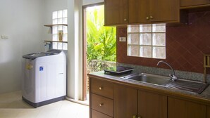 Refrigerador con congelador, microondas, tetera eléctrica y arrocera 