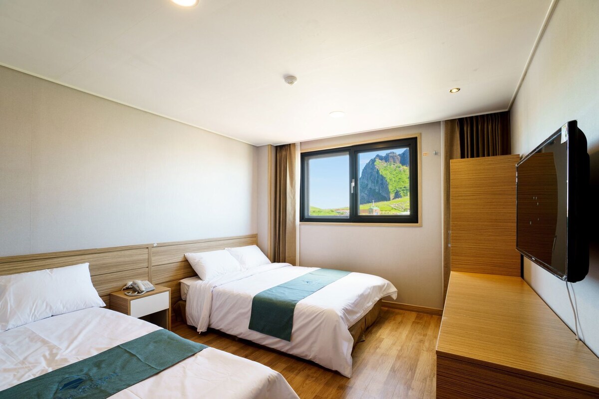 In-room safe, blackout drapes, WiFi (free)