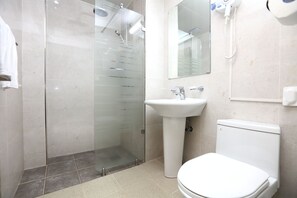 Shower, rainfall showerhead, free toiletries, hair dryer