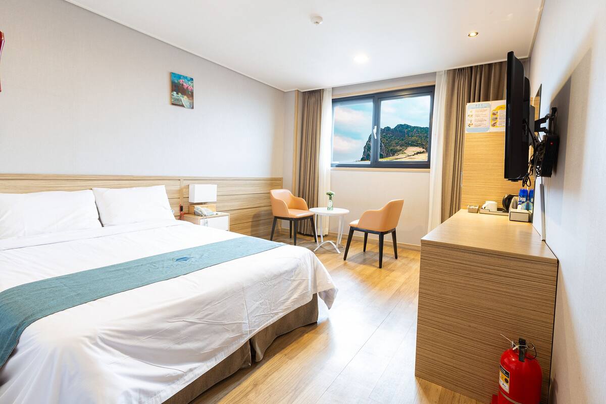 Deluxe Double Room, Mountain and Ocean View (Ilchulbong View, 2 paxs rate only, Maximum 2 paxs) | Safe på rommet, blendingsgardiner og wi-fi (inkludert)