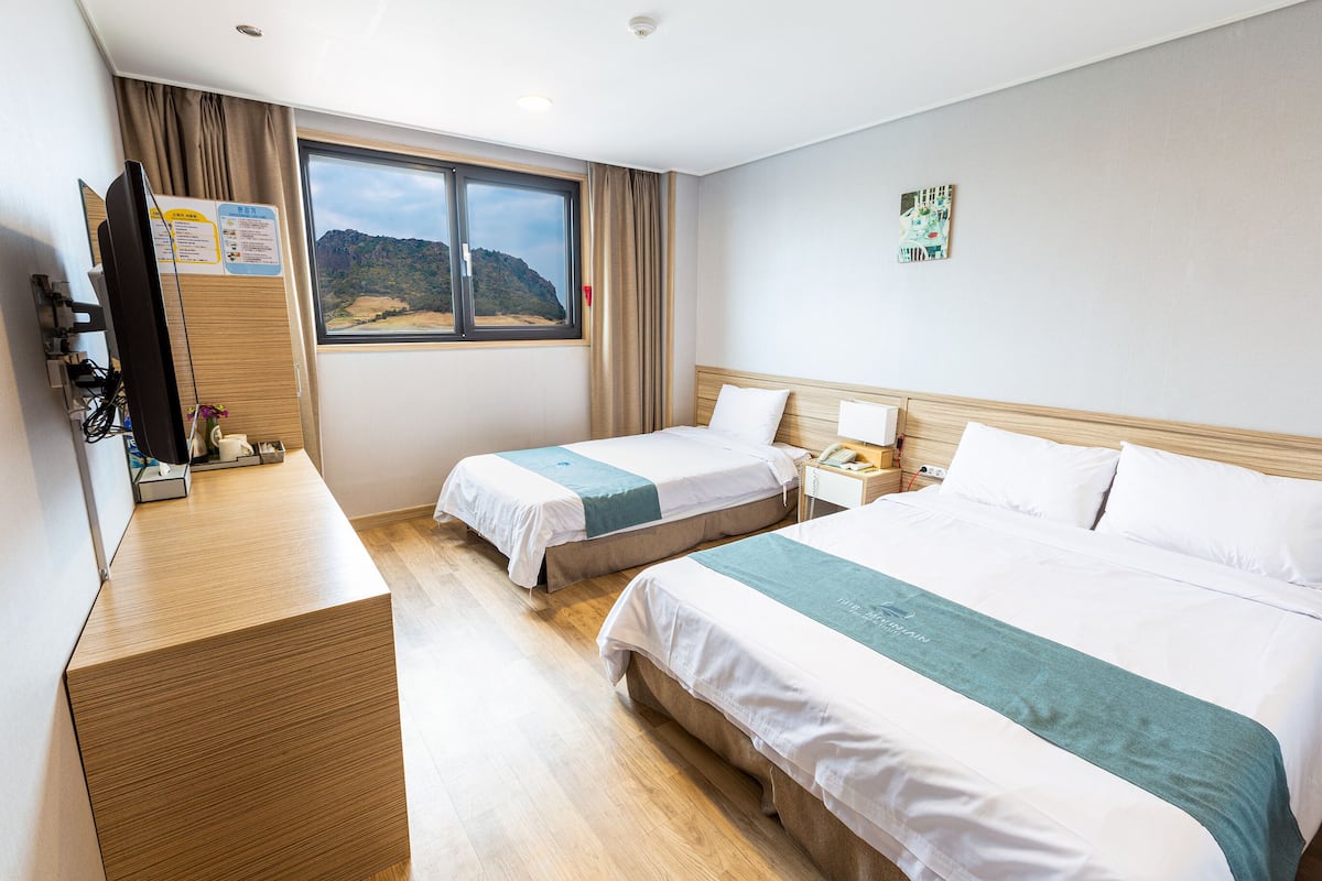 Kamar Twin Standar, 2 kamar tidur, Bebas Asap Rokok, pemandangan gunung (2 paxs rate only) | Brankas, tirai kedap cahaya, dan Wi-Fi gratis