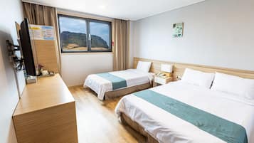 Quarto duplo standard, 2 quartos, para nรฃo fumantes, vista para a montanha (2 paxs rate only) | Cofres nos quartos, cortinas blackout, Wi-Fi de cortesia