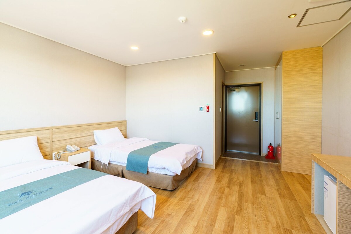 In-room safe, blackout drapes, WiFi (free)