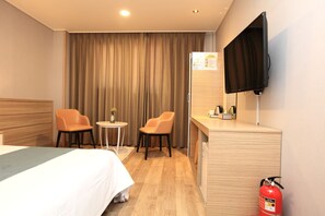 Deluxe Double Room, Mountain and Ocean View (Ilchulbong View, 2 paxs rate only, Maximum 2 paxs) | Két bảo mật tại phòng, màn/rèm cản sáng 