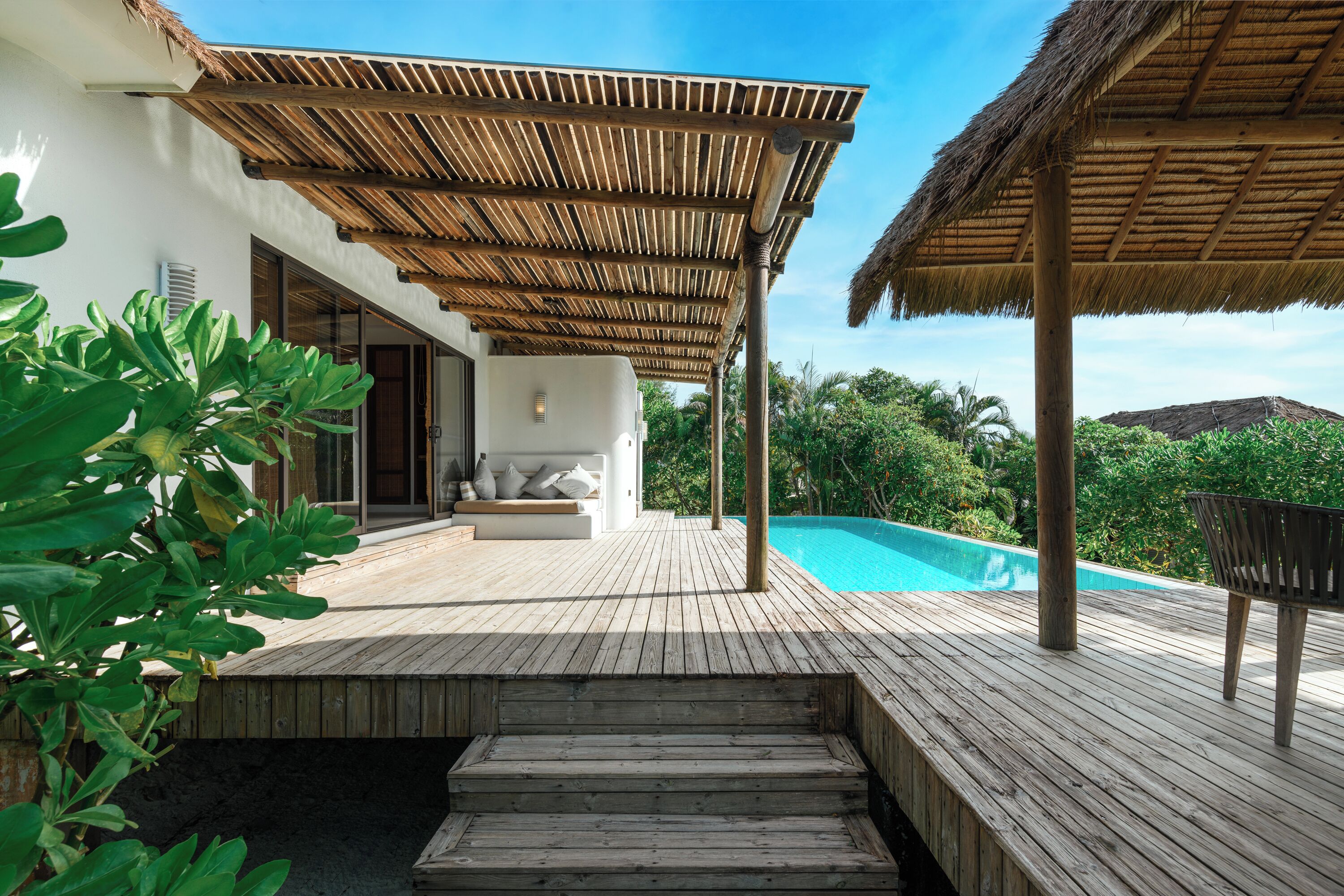 Oceanview Pool Villa | Área de sala de estar | Smart TV y chimenea 