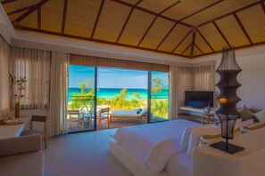 3 Bedrooms Presidential Beachfront Pool Villa | Minibar, safe på rommet, individuelt dekorert og individuelt innredet
