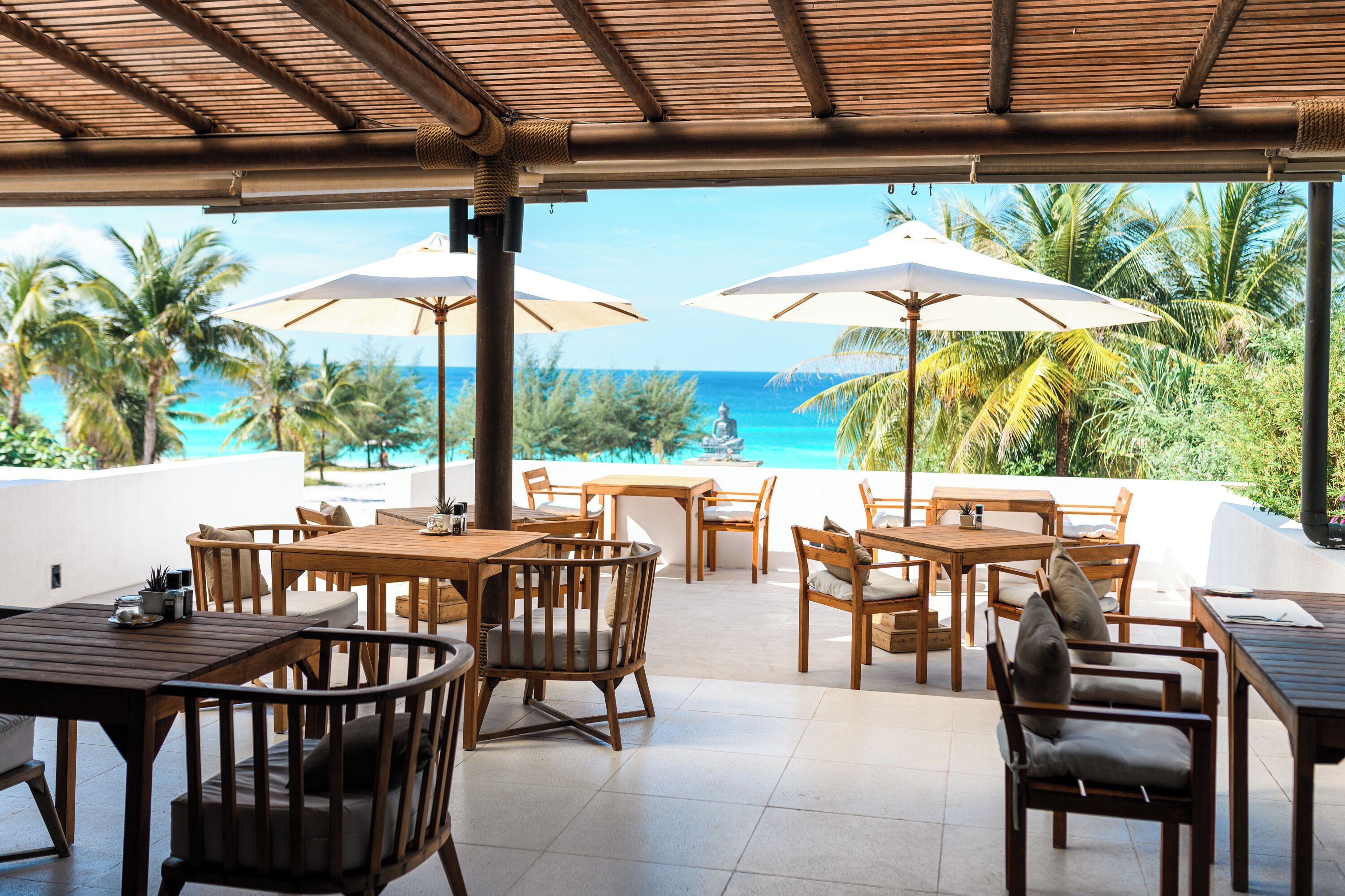 2 间餐厅，供应早餐、午餐和晚餐，本地与国际菜