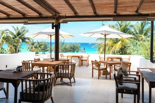 2 restaurants servant le petit déjeuner, le déjeuner et le dßner