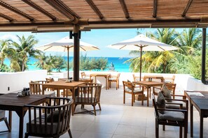 2 restauranter, frokost serveres, lokale og internasjonale retter