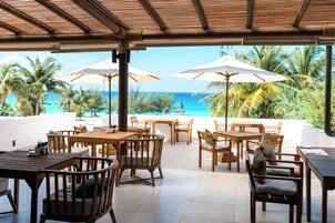 2 restaurantes, se sirve desayuno, cocina local e internacional 