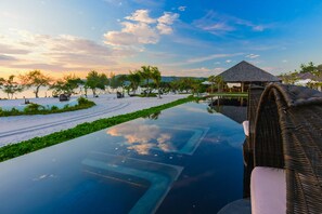 Poolside bar - The Royal Sands Koh Rong (Koh Rong)