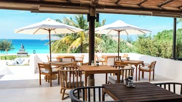 2 restaurants, spécialités Cuisine locale et internationale