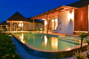 Oceanview Pool Villa | Minibar, safe på rommet, individuelt dekorert og individuelt innredet