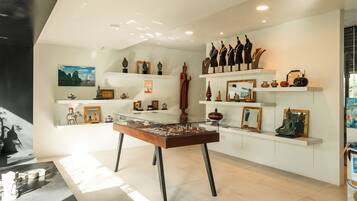 Un intérieur moderne avec des vitrines, des étagères ornées d’objets décoratifs et un design minimaliste.