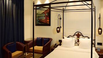 Suite, 1 King Bed with Sofa bed | Premium bedding, in-room safe, desk, free WiFi
