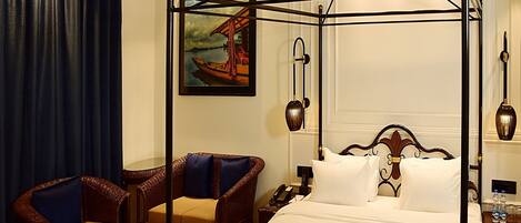 Suite, 1 King Bed with Sofa bed | Premium bedding, in-room safe, desk, free WiFi