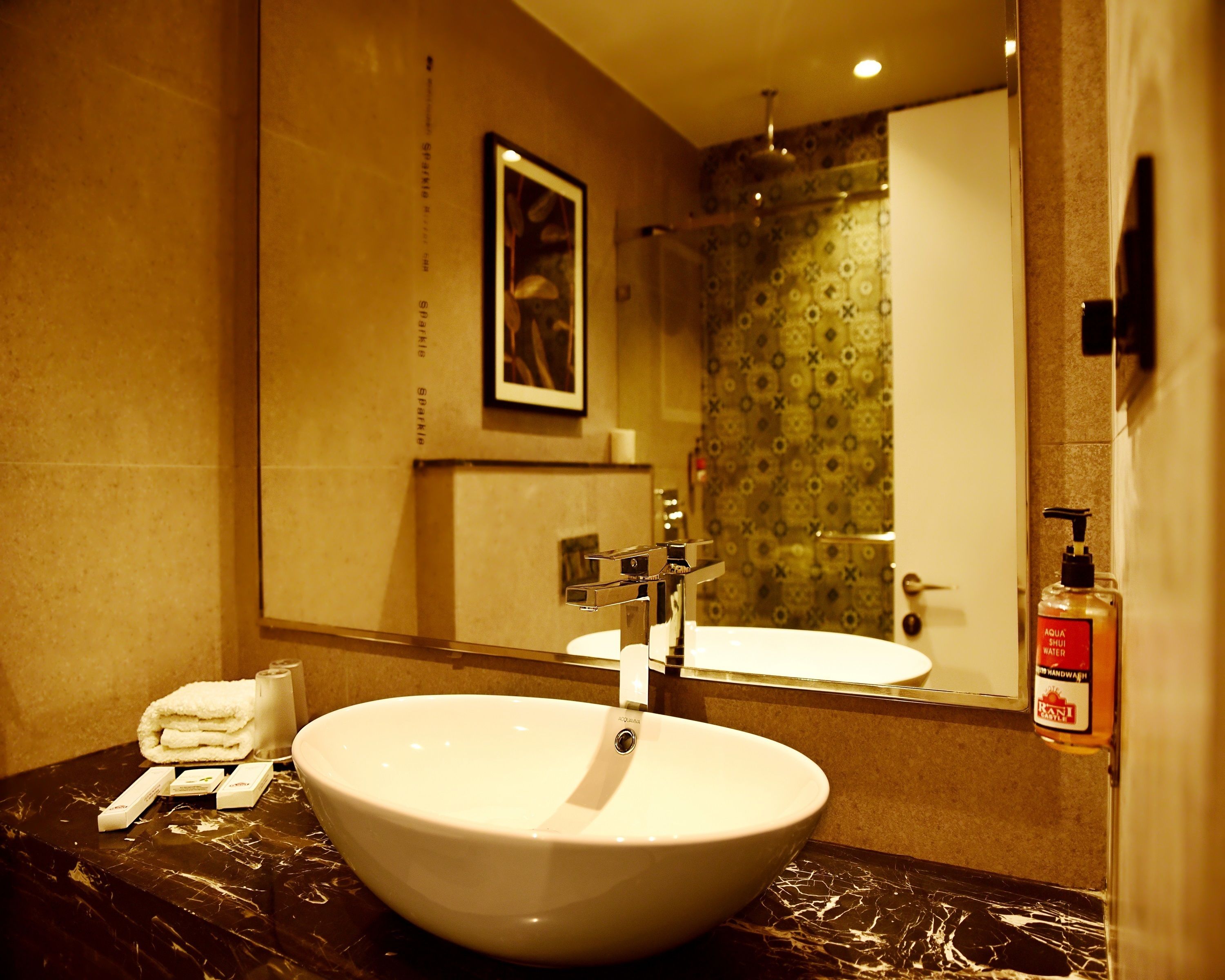 Deluxe Double Room | Bathroom sink