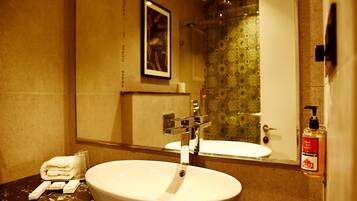 Deluxe Double Room | Bathroom sink