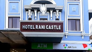 Um edifício com uma placa que diz 'HOTEL RANI CASTLE'.
