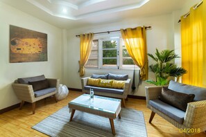 4 Bedroom House | Área de sala de estar | Televisión de plasma 