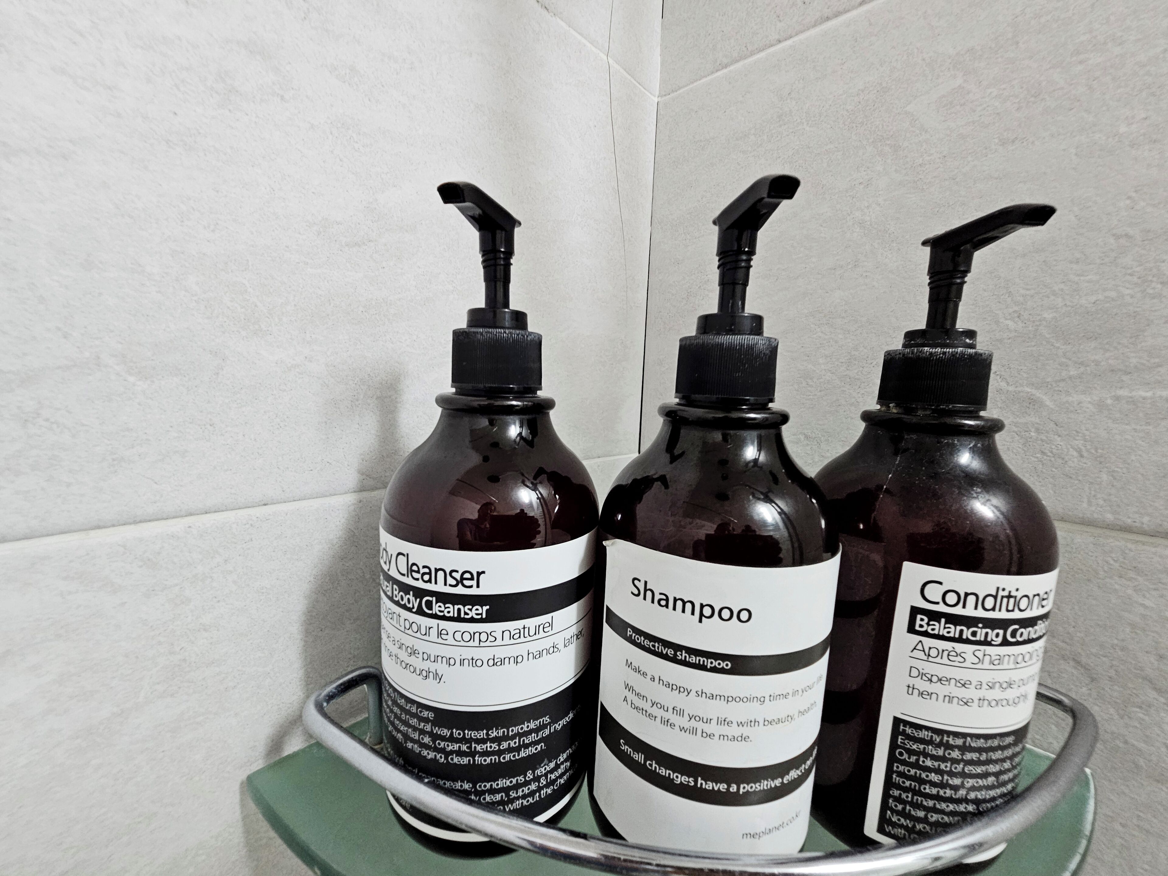 Ducha, artículos de higiene personal gratuitos y secador de pelo