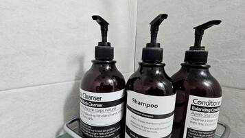 Ducha, artículos de higiene personal gratuitos y secador de pelo