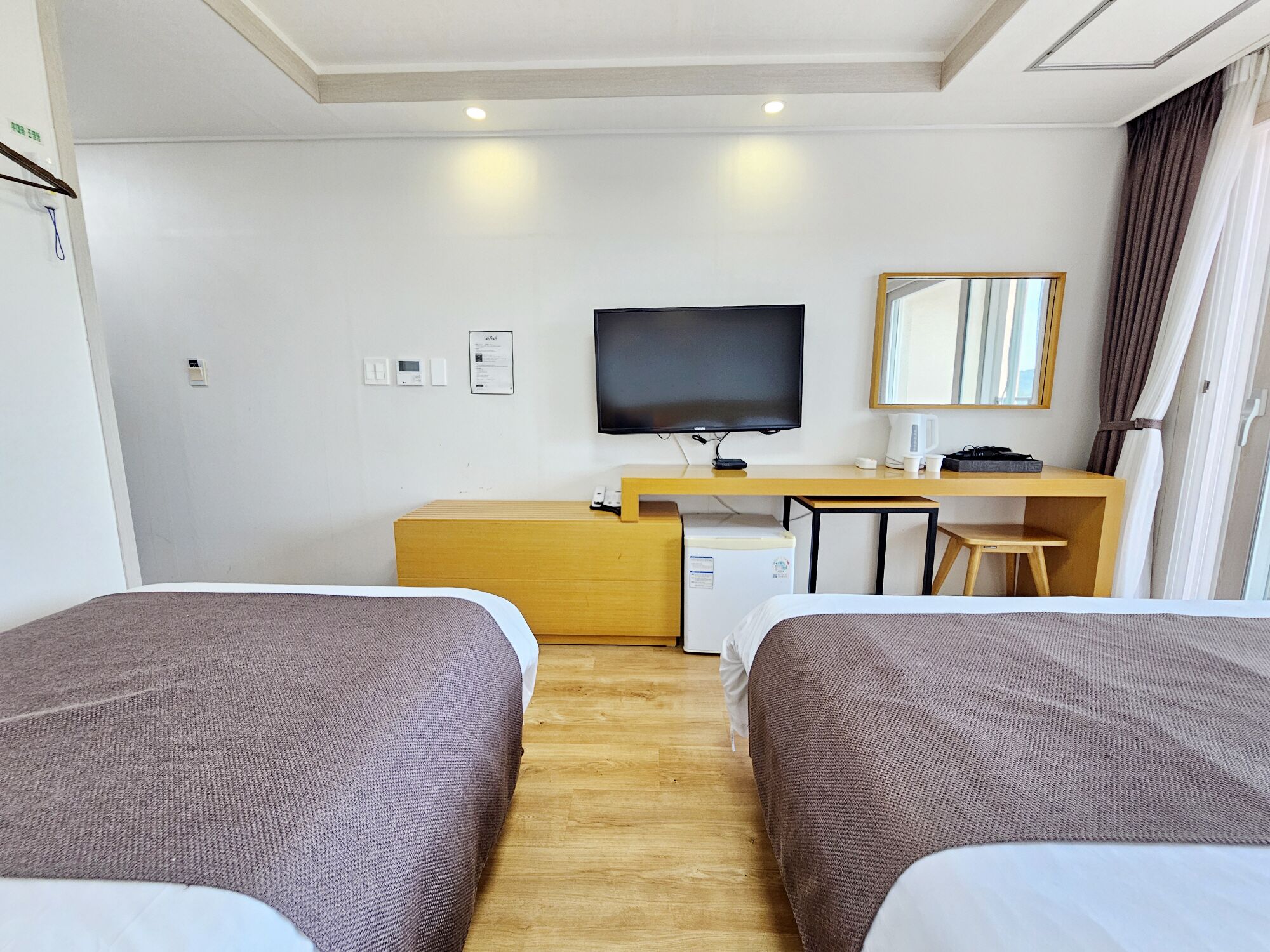Habitación Deluxe con 2 camas individuales | Cortinas opacas y wifi gratis