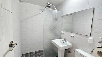 Ducha, artículos de higiene personal gratuitos y secador de pelo