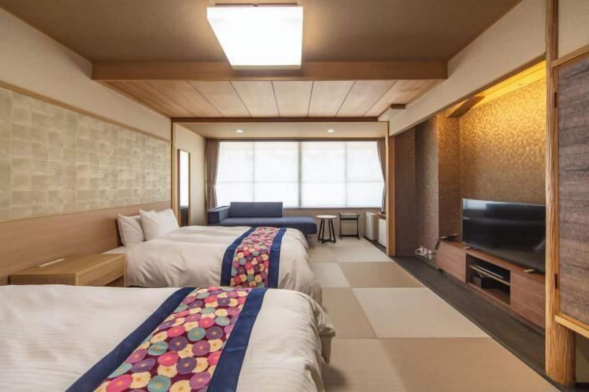 In-room safe, desk, free WiFi