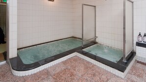 A bathroom with a large bathtub, a mirror, and a shower area. - Subaruyado Yoshino (Tokushima)