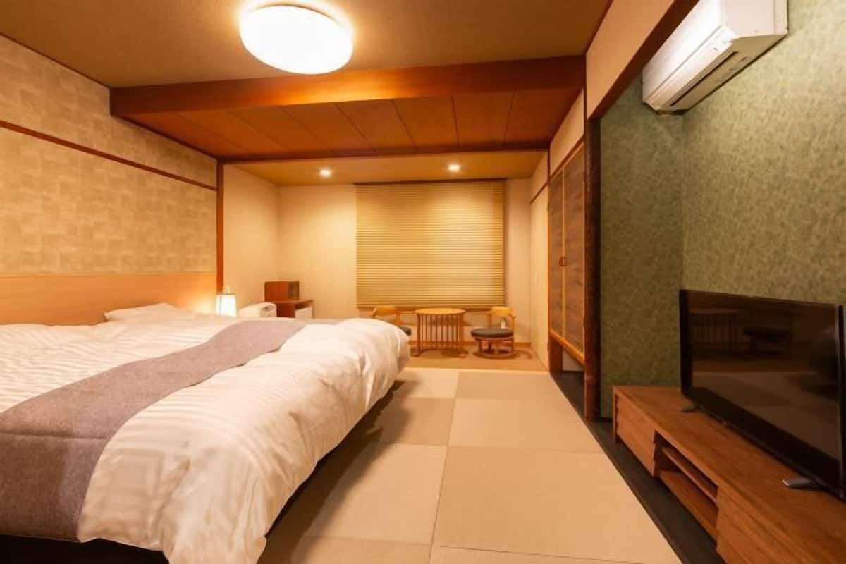In-room safe, desk, free WiFi