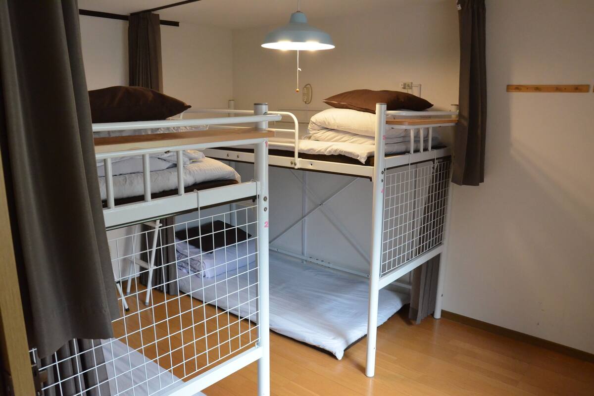 Dormitorio compartido, baño compartido (For 4 People) | Tabla de planchar con plancha, wifi gratis, ropa de cama